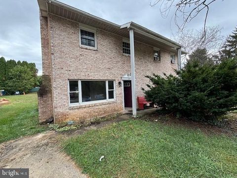 Townhouse For Sale - 413 Juniper Street<br/> CARLISLE, PA 17013