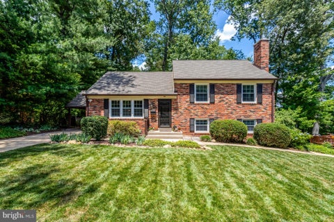 Photo of 8916 Moreland Lane, ANNANDALE, VA 22003 (MLS # VAFX2318774)