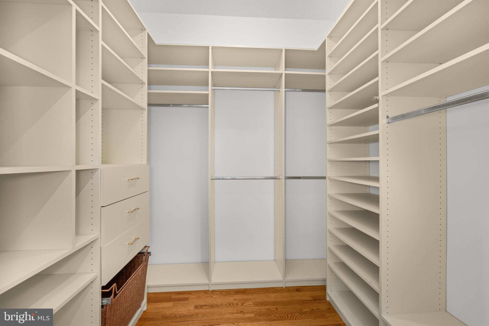 FOXHALL OF MCLEAN - Residential