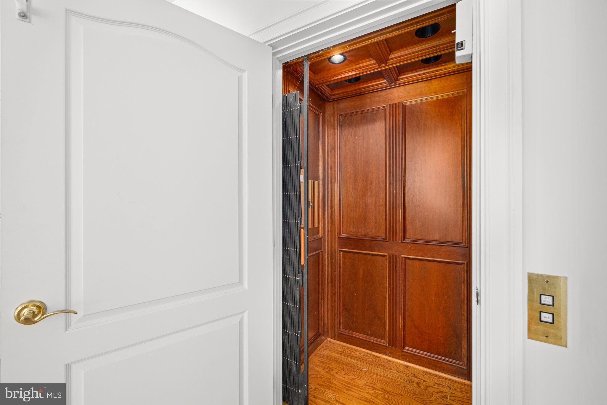 FOXHALL OF MCLEAN - Residential