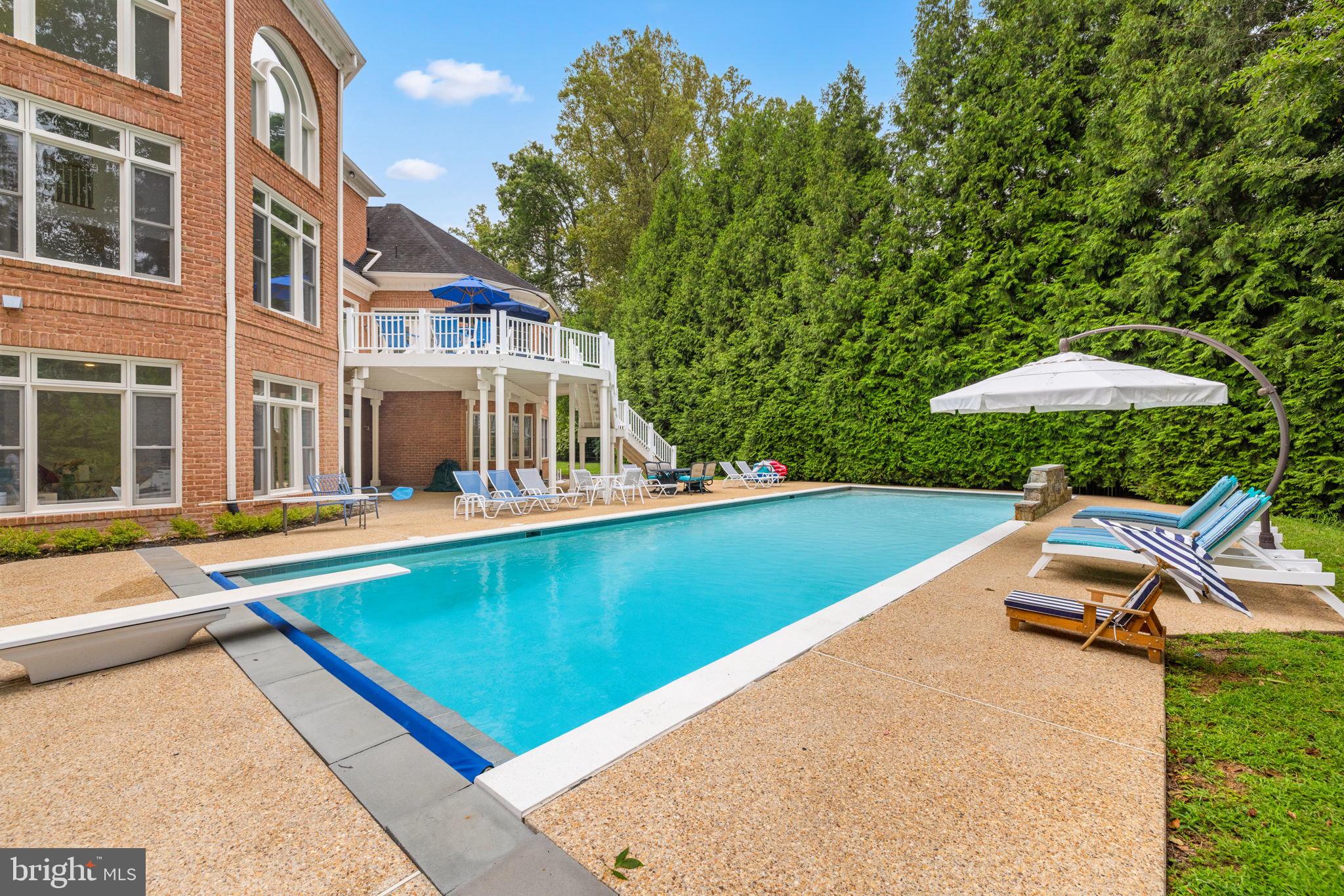 FOXHALL OF MCLEAN - Residential