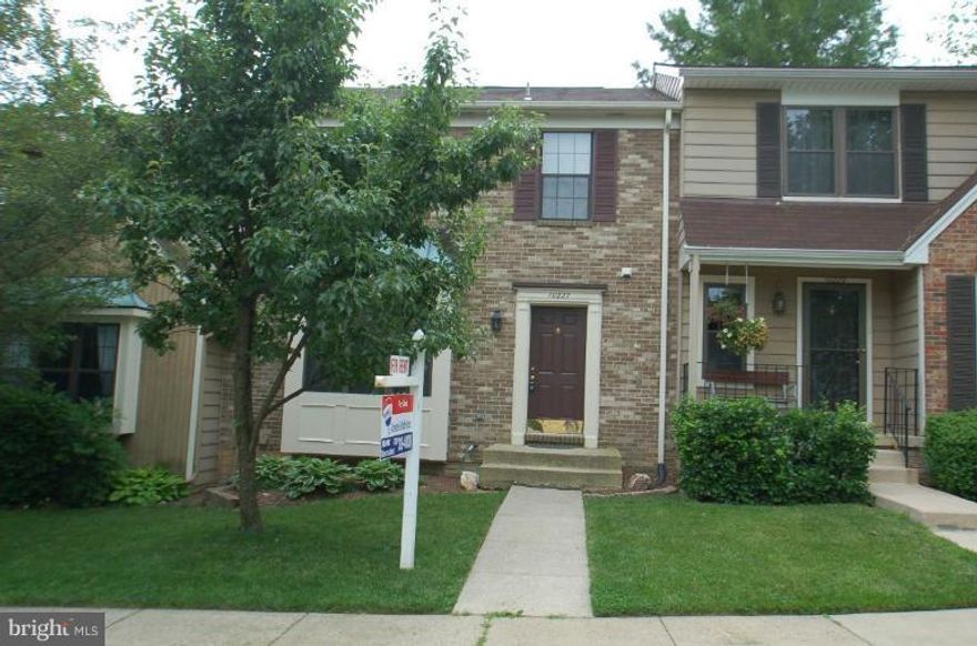 NEW KITCHEN TO BE INSTALLED - 42" CABINETS, S/S APPLIANCES, TILE FLOOR, QUARTZ COUNTERS, REC. LIGHTS**BRIGHT,SPACIOUS,TH W/WOOD FLRS IN FOYER & DR**3BR &3.5 BA**LR w/FP& SLGD TO DECK**EAT-IN KIT***FIN. WALK-OUT REC.RM**2 Decks***3rd FULL BA IN LOW.LVL.**NEUTRAL W/W CARPET**LARGE STORAGE/UTILITY RM W/WASHER & DRYER**POPULAR BURKE CENTRE COMMUNITY W. MANY AMENITIES, POOLS,TENNIS,JOGGING PATHS ETC.