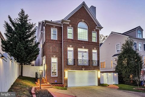 Photo of 1628 Great Falls Street, MCLEAN, VA 22101 (MLS # VAFX2295992)