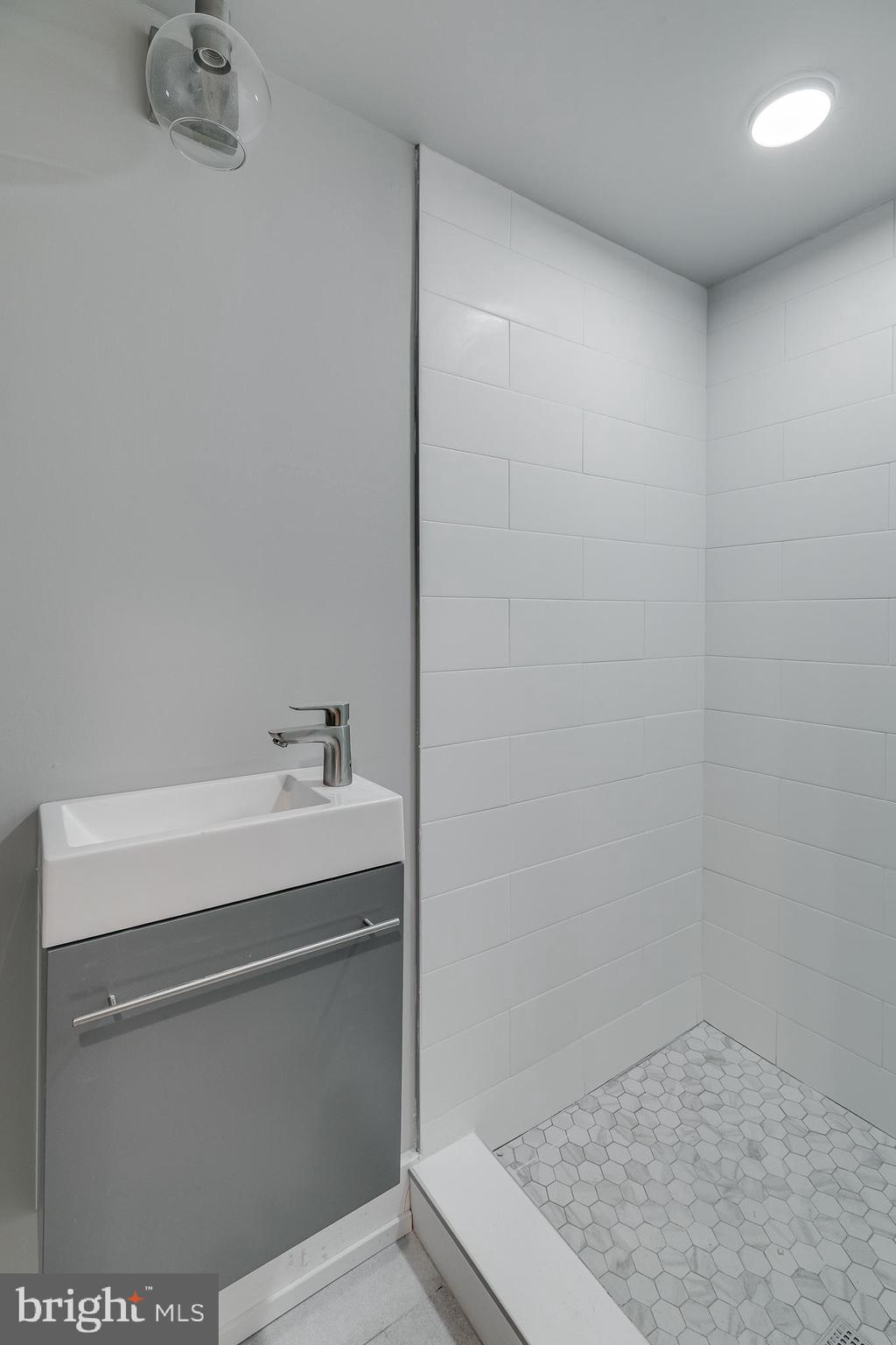 OLDE KENSINGTON - Residential Lease