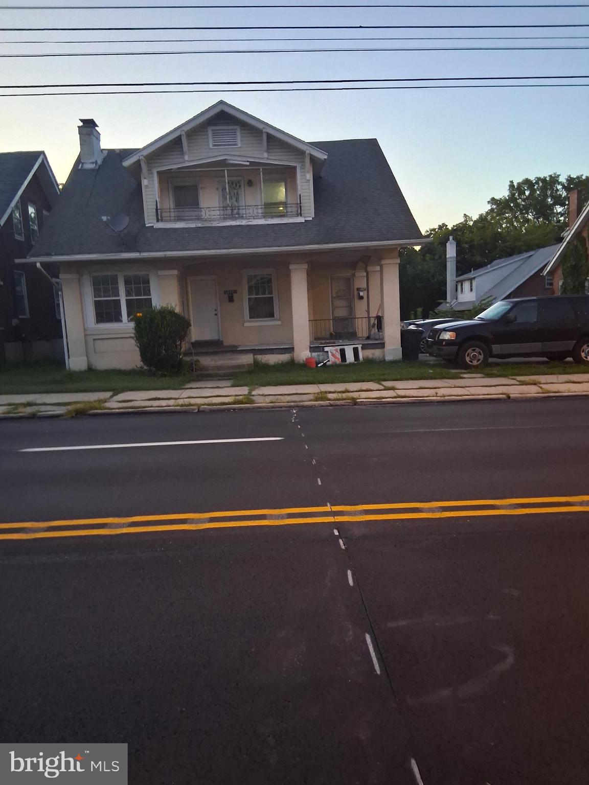 Income producing 3 unit in great location. Huge side yard allows for plently of parking. Reading rental inspection recently completed. huge lot.