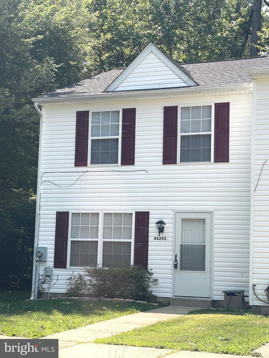 Move in ready end unit townhouse. New carpet, new paint, with washer and dryer, fenced-in backyard.
Excellent credit is required.