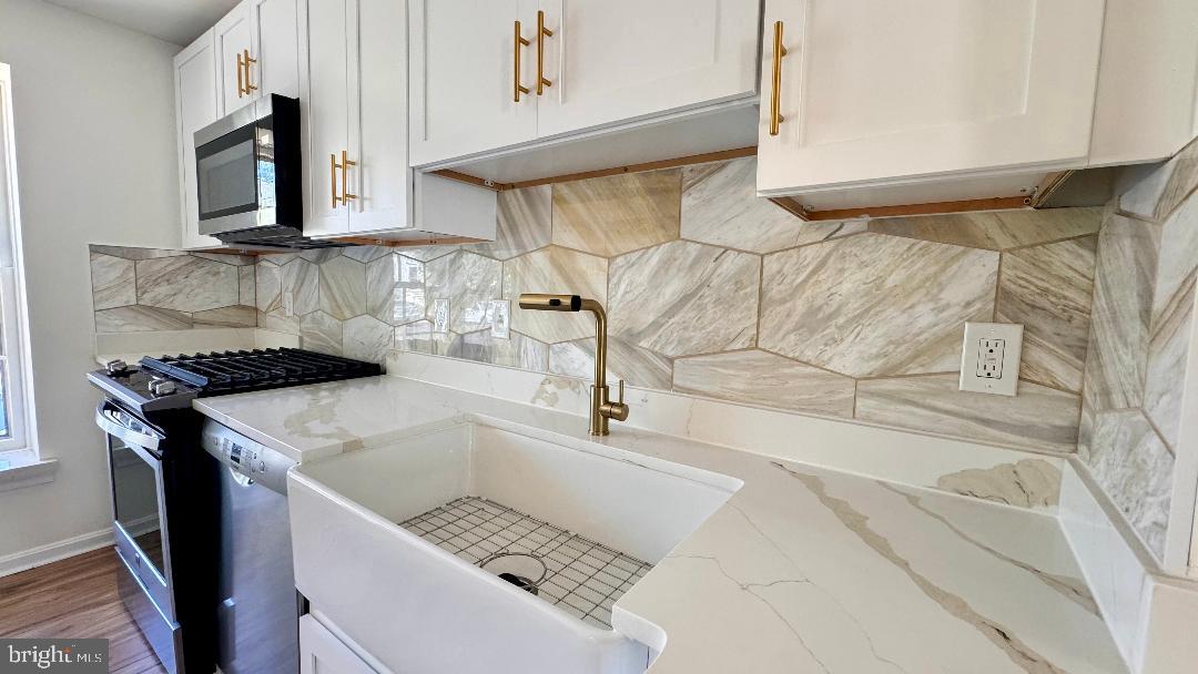 SARATOGA TOWNHOUSES - Residential