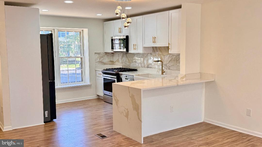 SARATOGA TOWNHOUSES - Residential