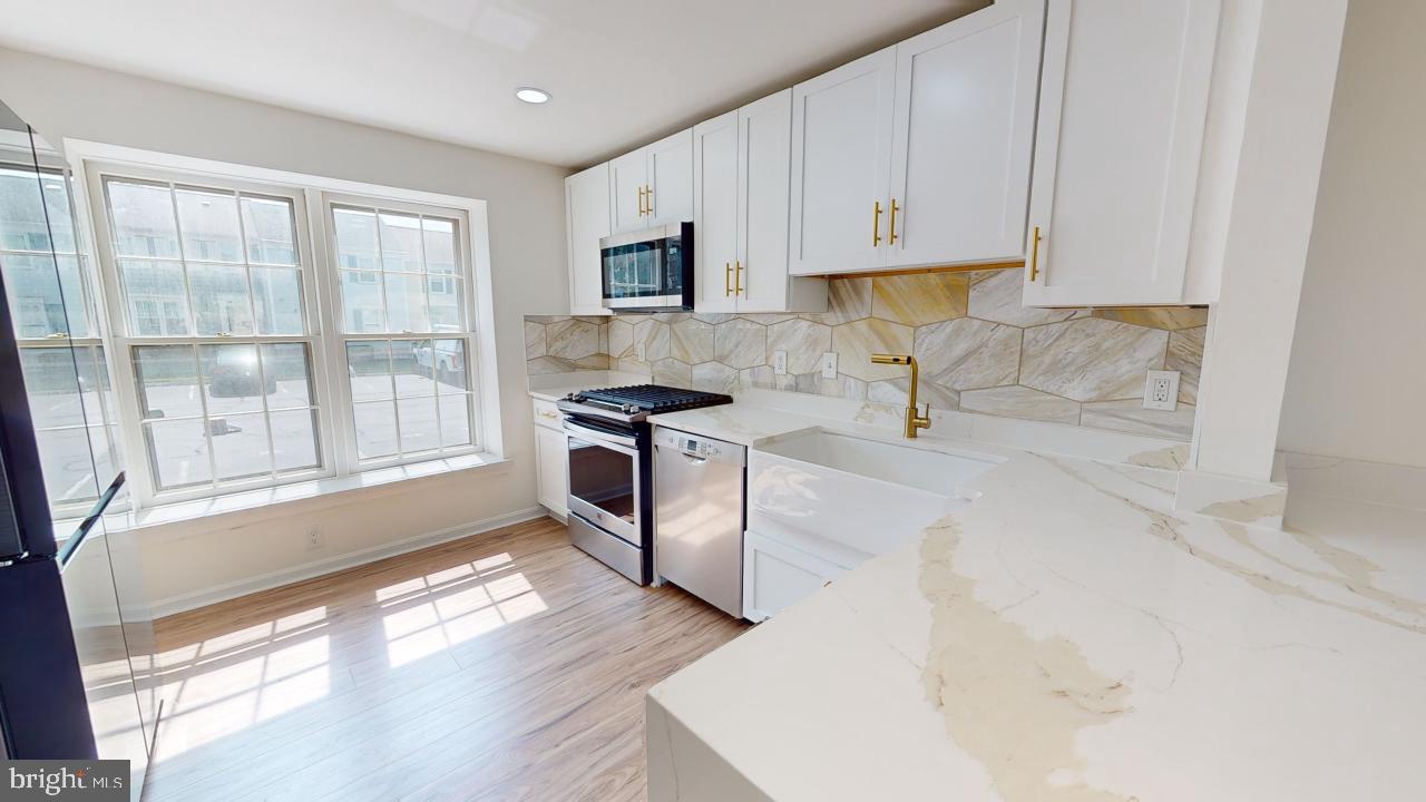 SARATOGA TOWNHOUSES - Residential