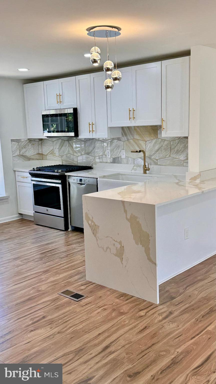 SARATOGA TOWNHOUSES - Residential