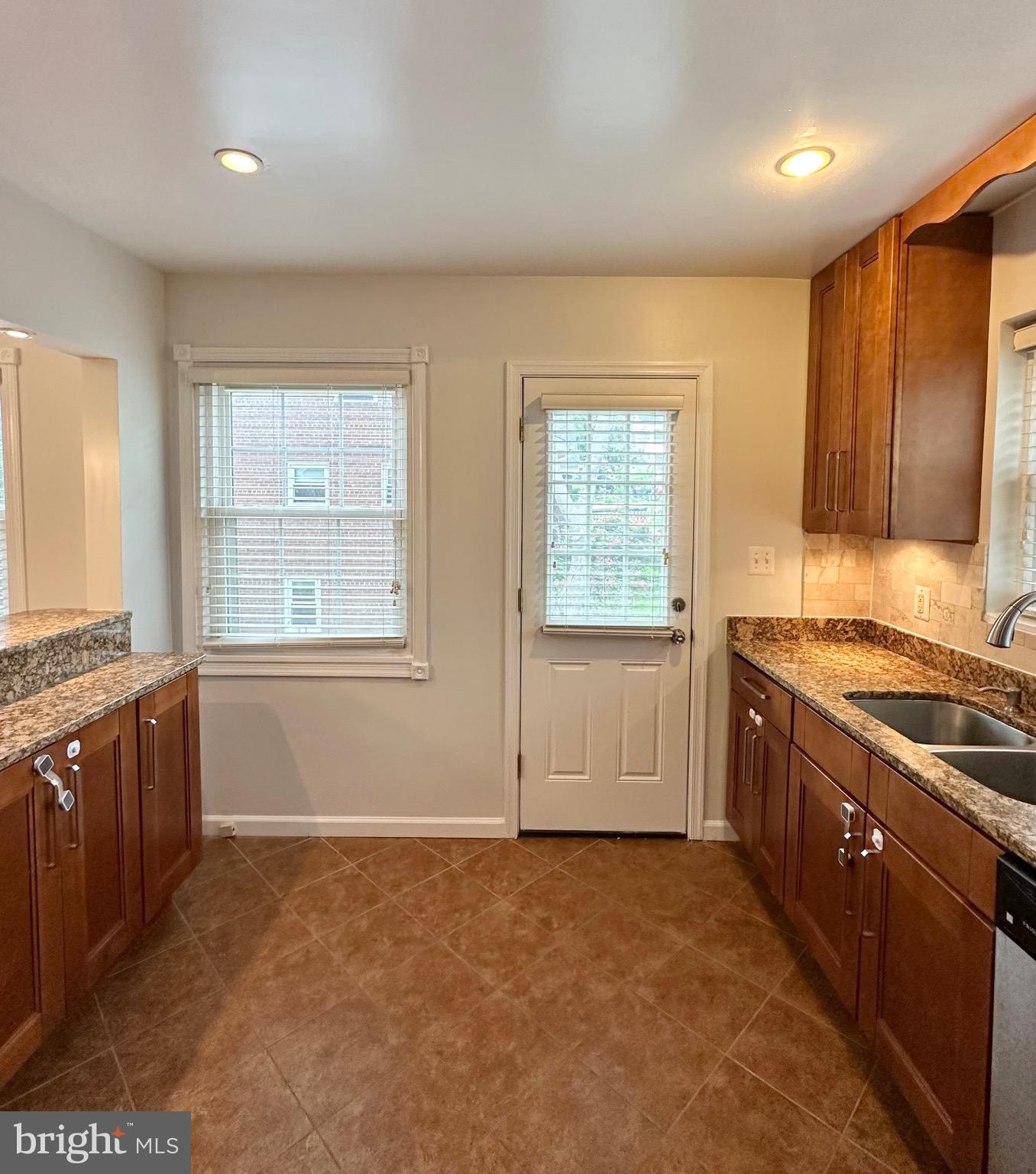 SLEEPY HOLLOW MANOR - Residential Lease