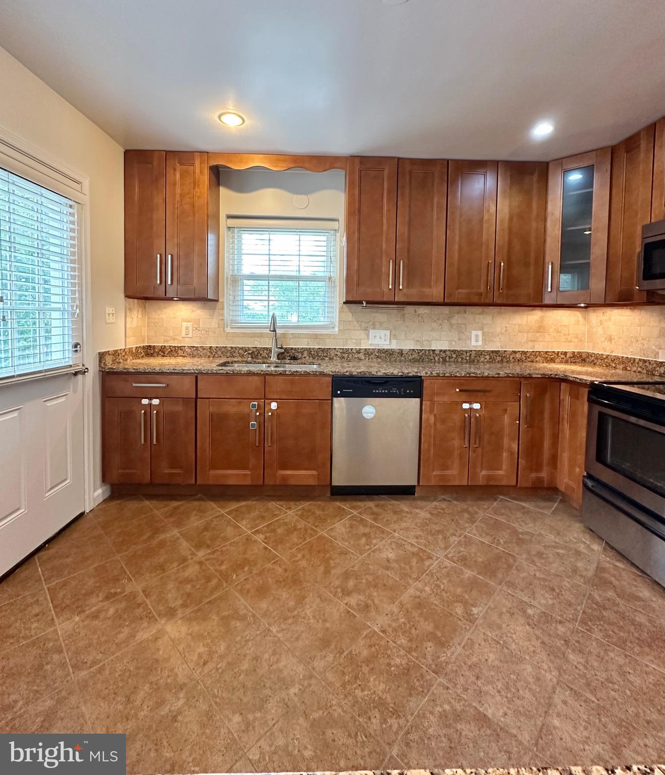 SLEEPY HOLLOW MANOR - Residential Lease