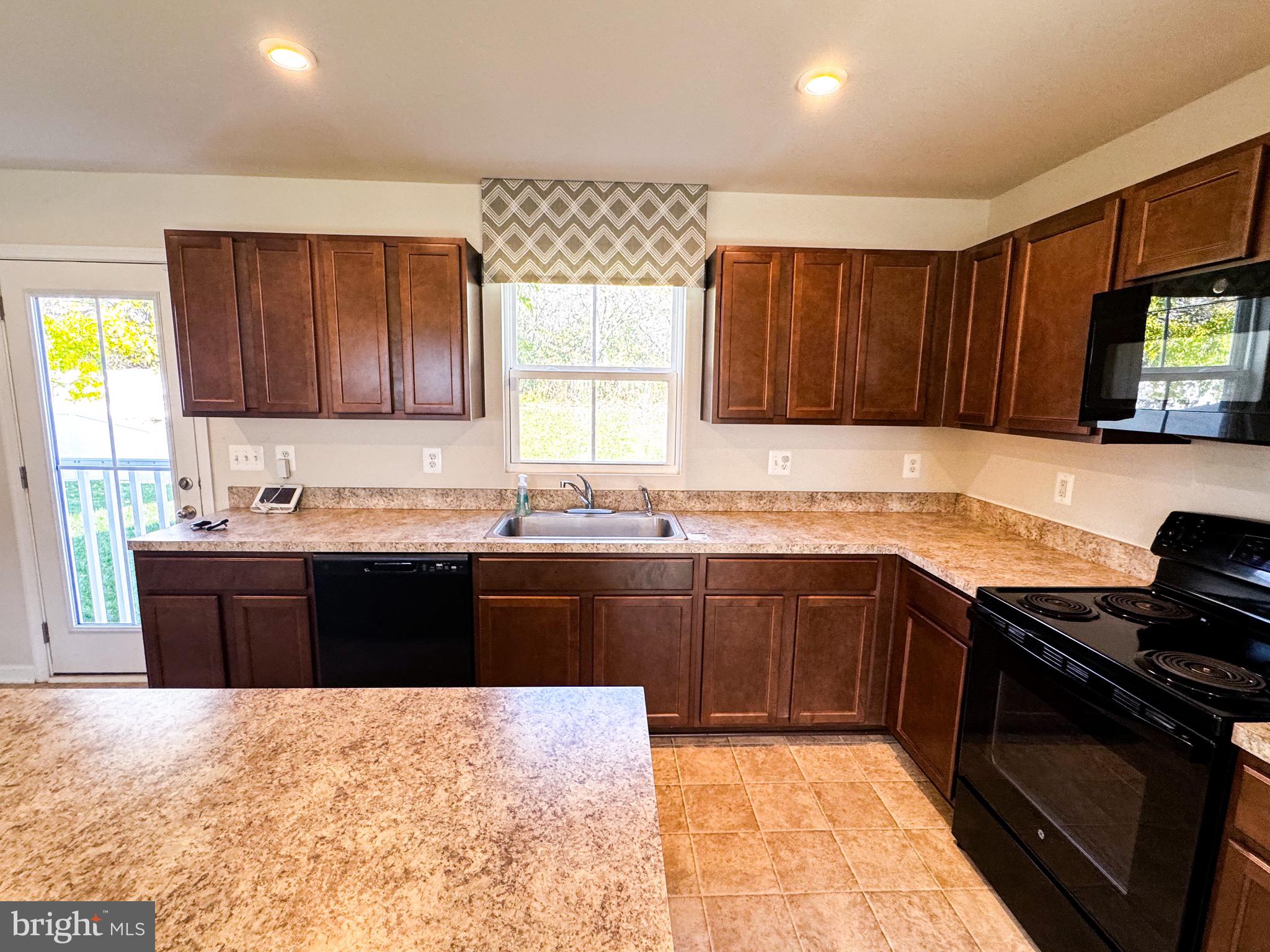 THE VILLAGE AT MIDDLETOWN - Residential Lease