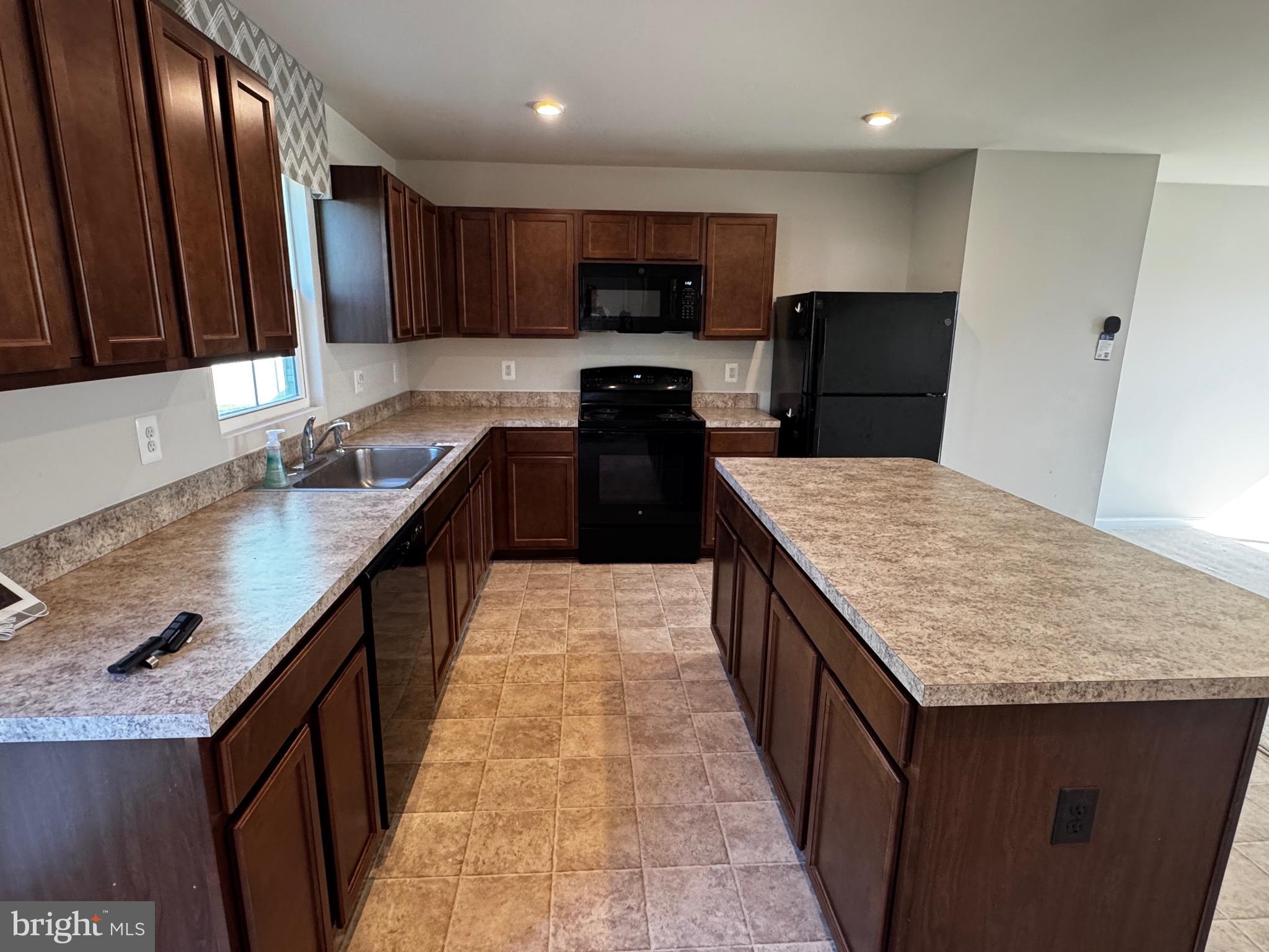 THE VILLAGE AT MIDDLETOWN - Residential Lease