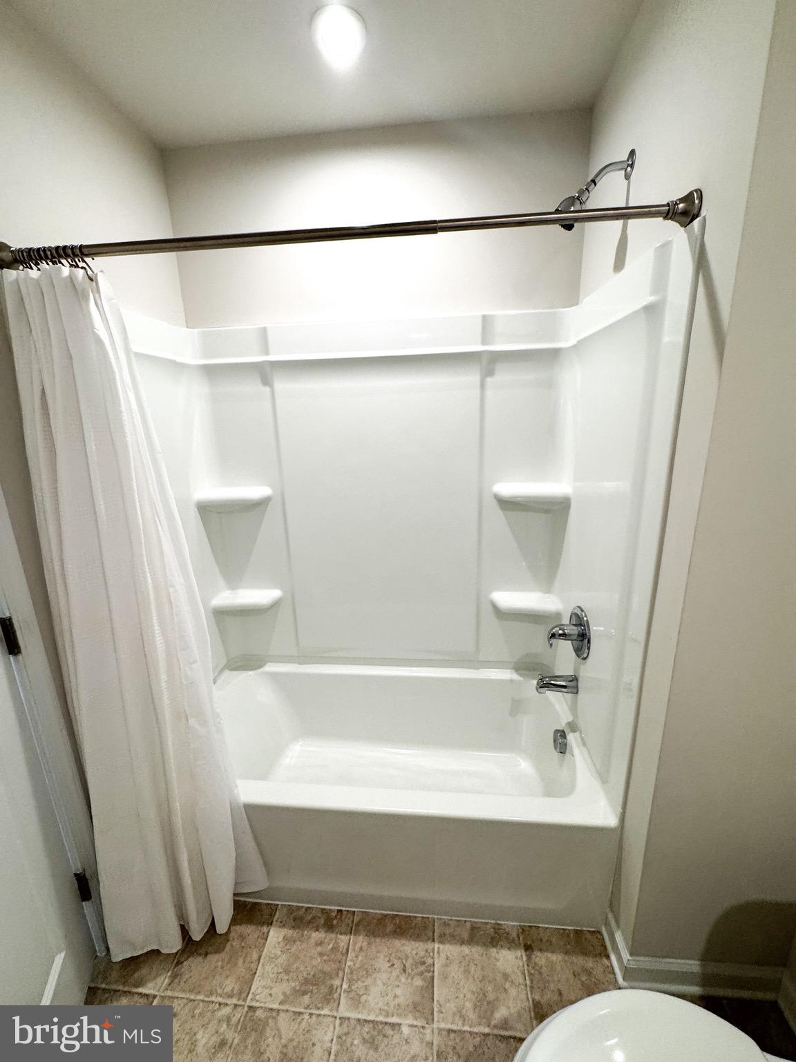 THE VILLAGE AT MIDDLETOWN - Residential Lease