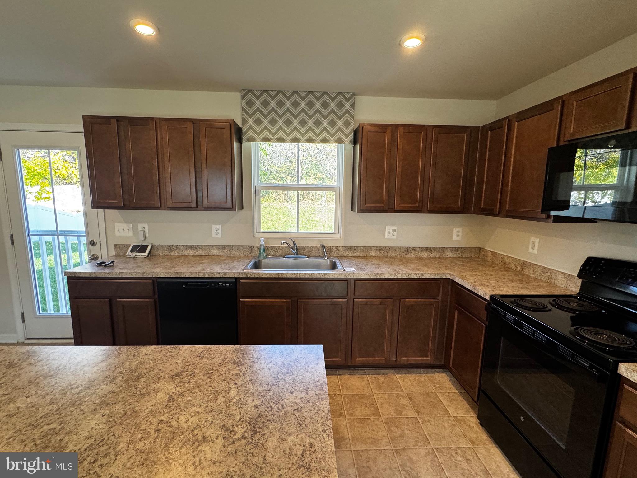 THE VILLAGE AT MIDDLETOWN - Residential Lease