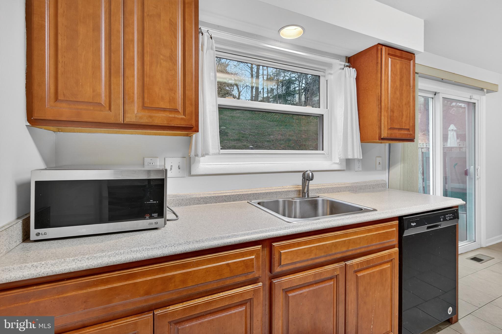 COUNTRY RD TOWNHOUSES - Residential