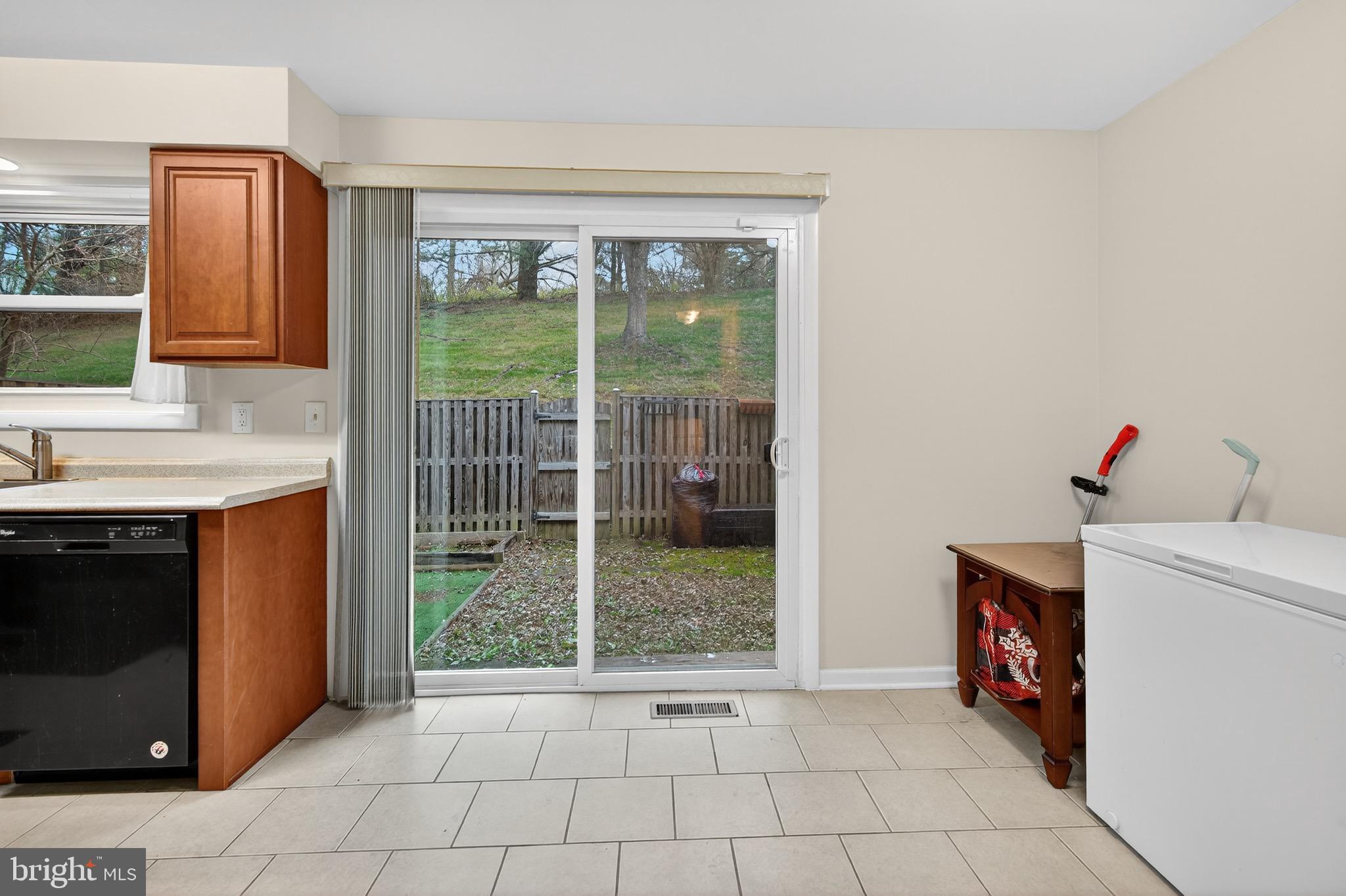 COUNTRY RD TOWNHOUSES - Residential