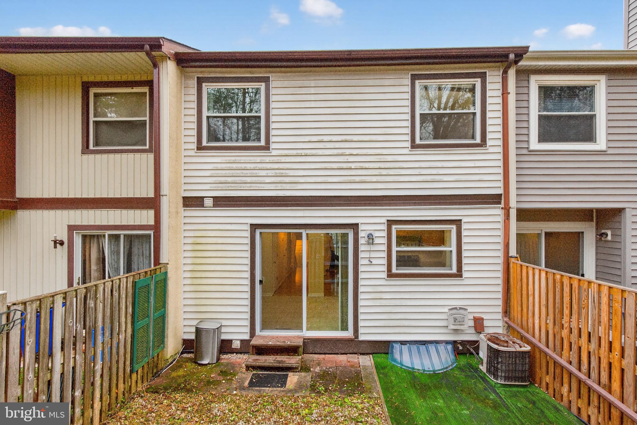 COUNTRY RD TOWNHOUSES - Residential