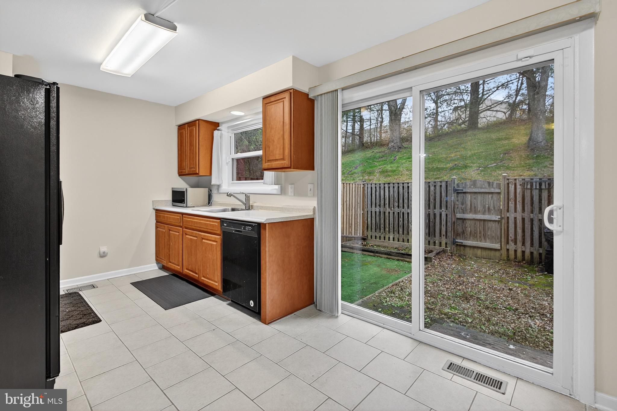 COUNTRY RD TOWNHOUSES - Residential