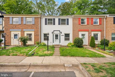 Photo of 14832 Smethwick Place, CENTREVILLE, VA 20120 (MLS # VAFX2308108)