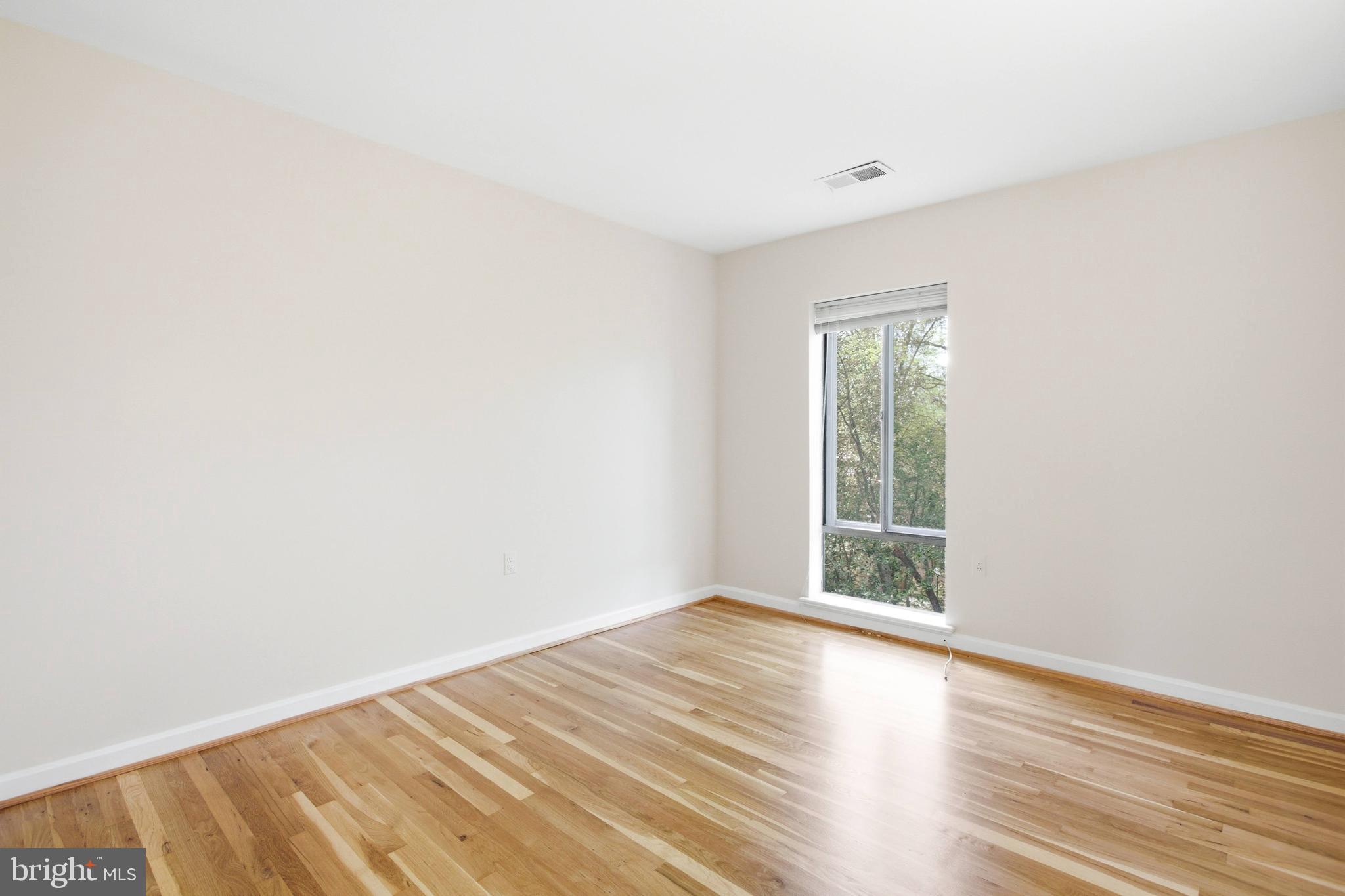 AMERICANA FAIRFAX - Residential