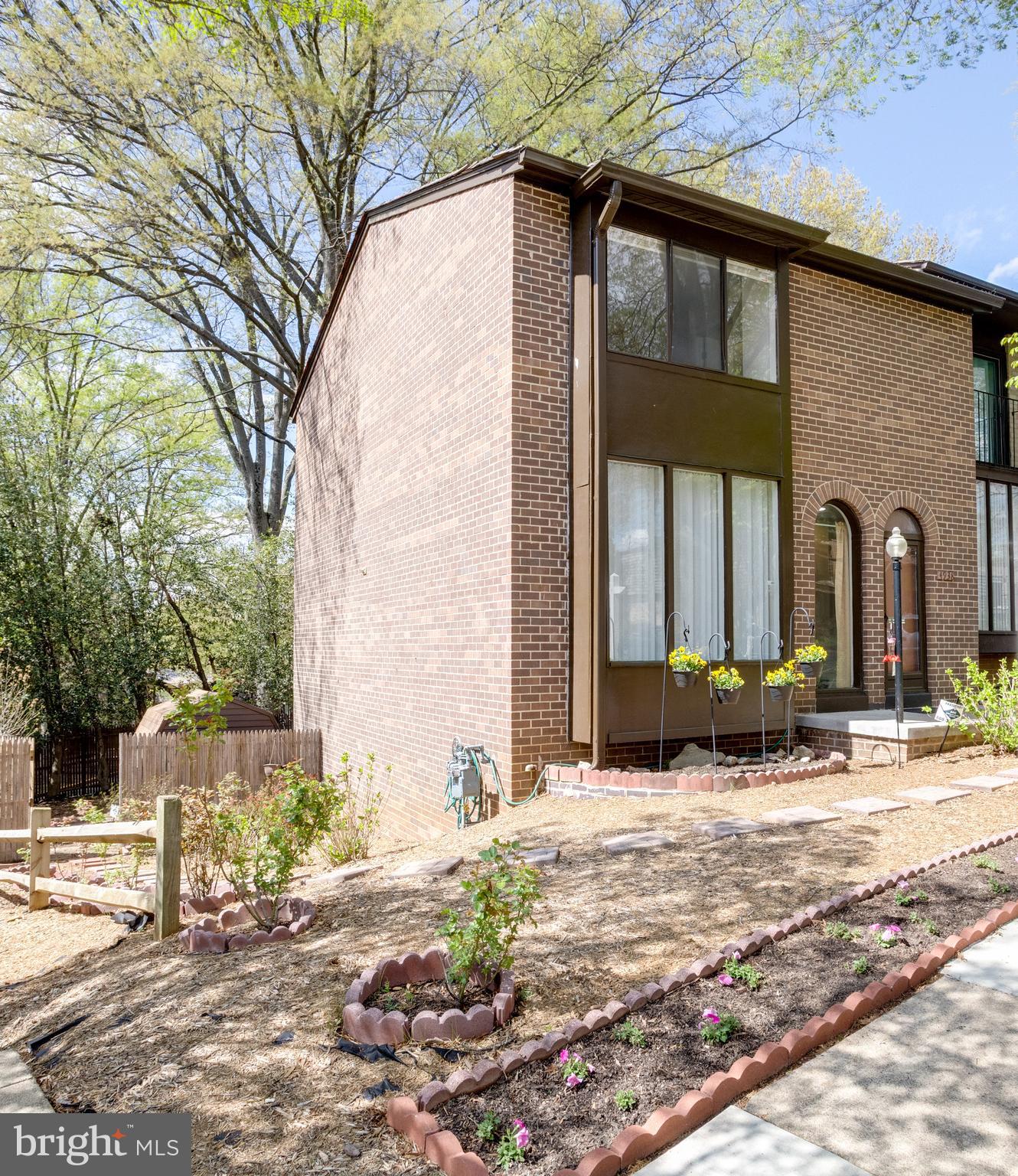 AMERICANA FAIRFAX - Residential