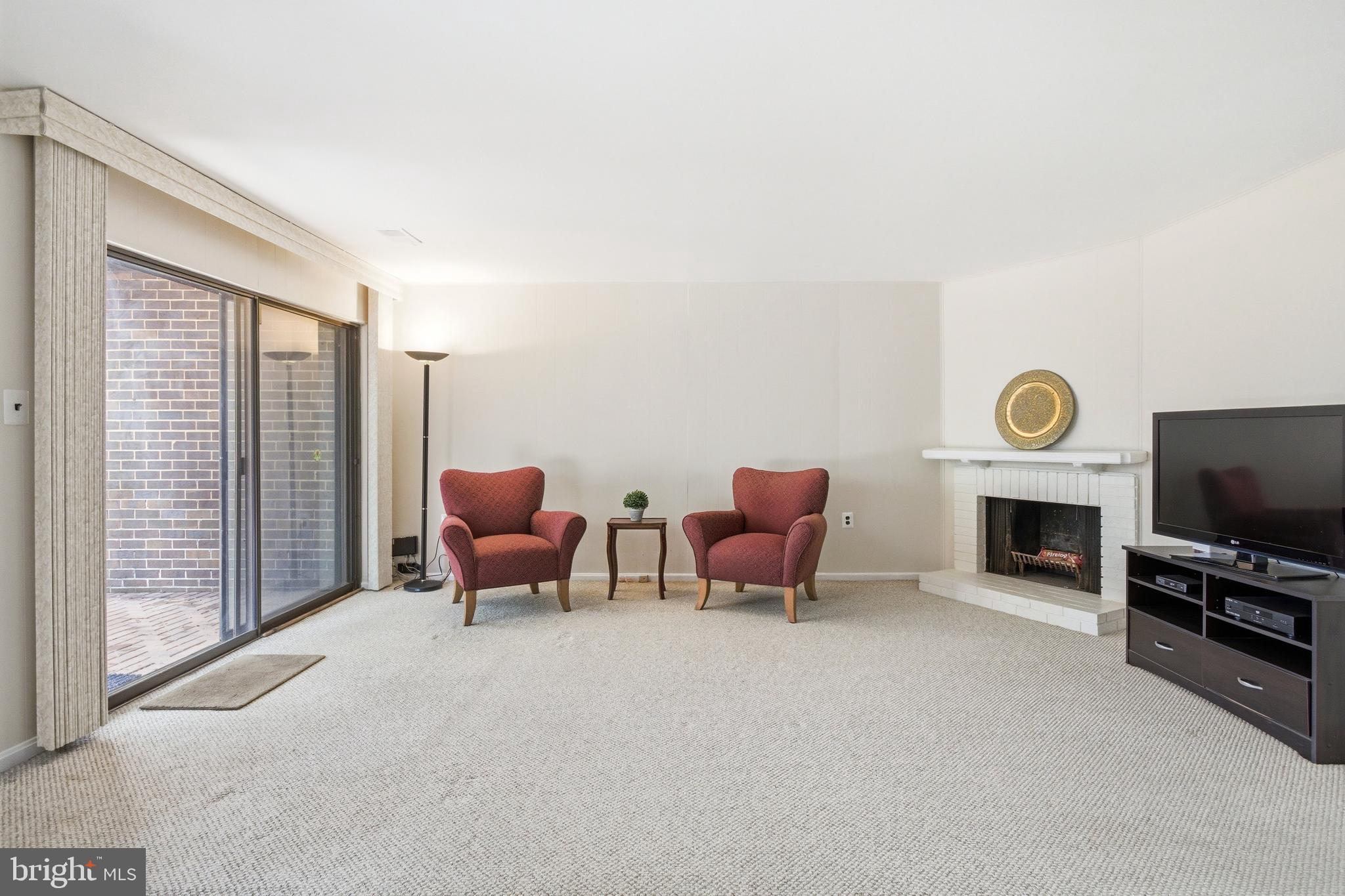 AMERICANA FAIRFAX - Residential