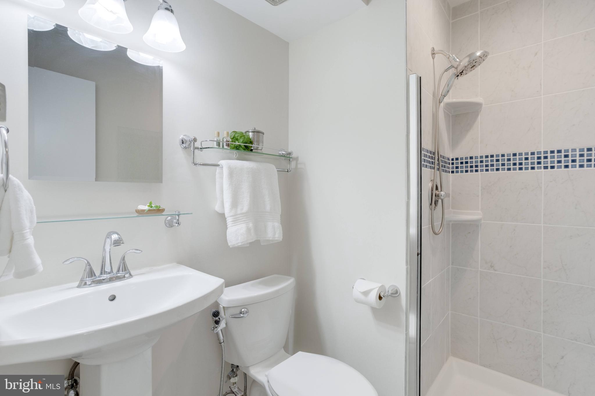 AMERICANA FAIRFAX - Residential