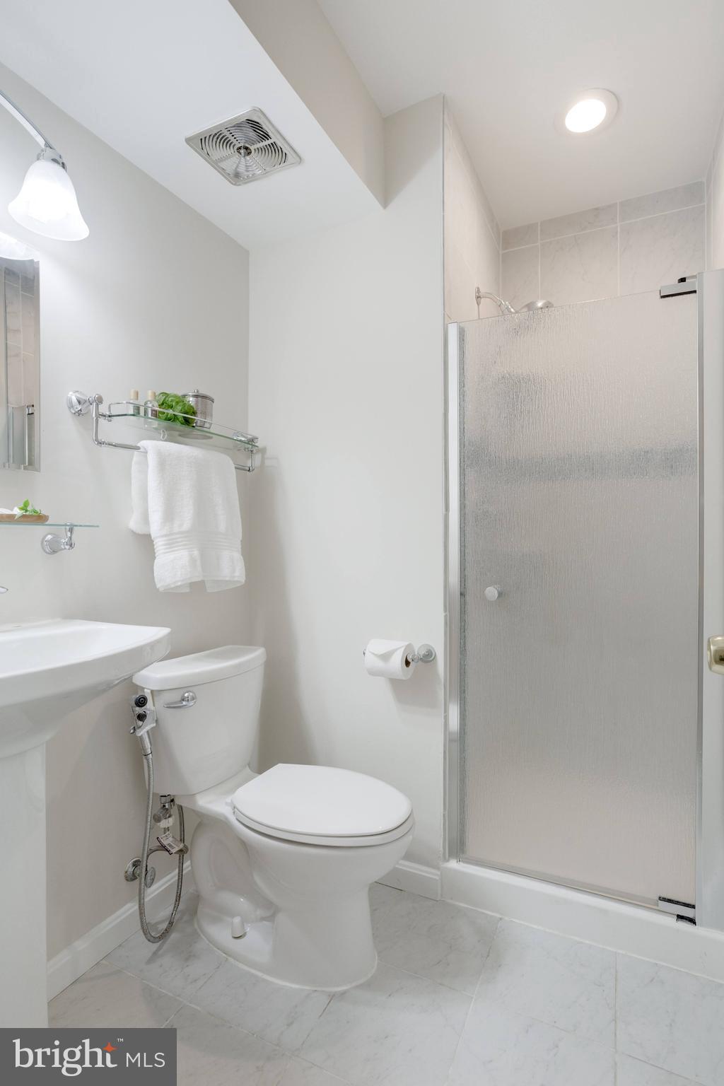 AMERICANA FAIRFAX - Residential