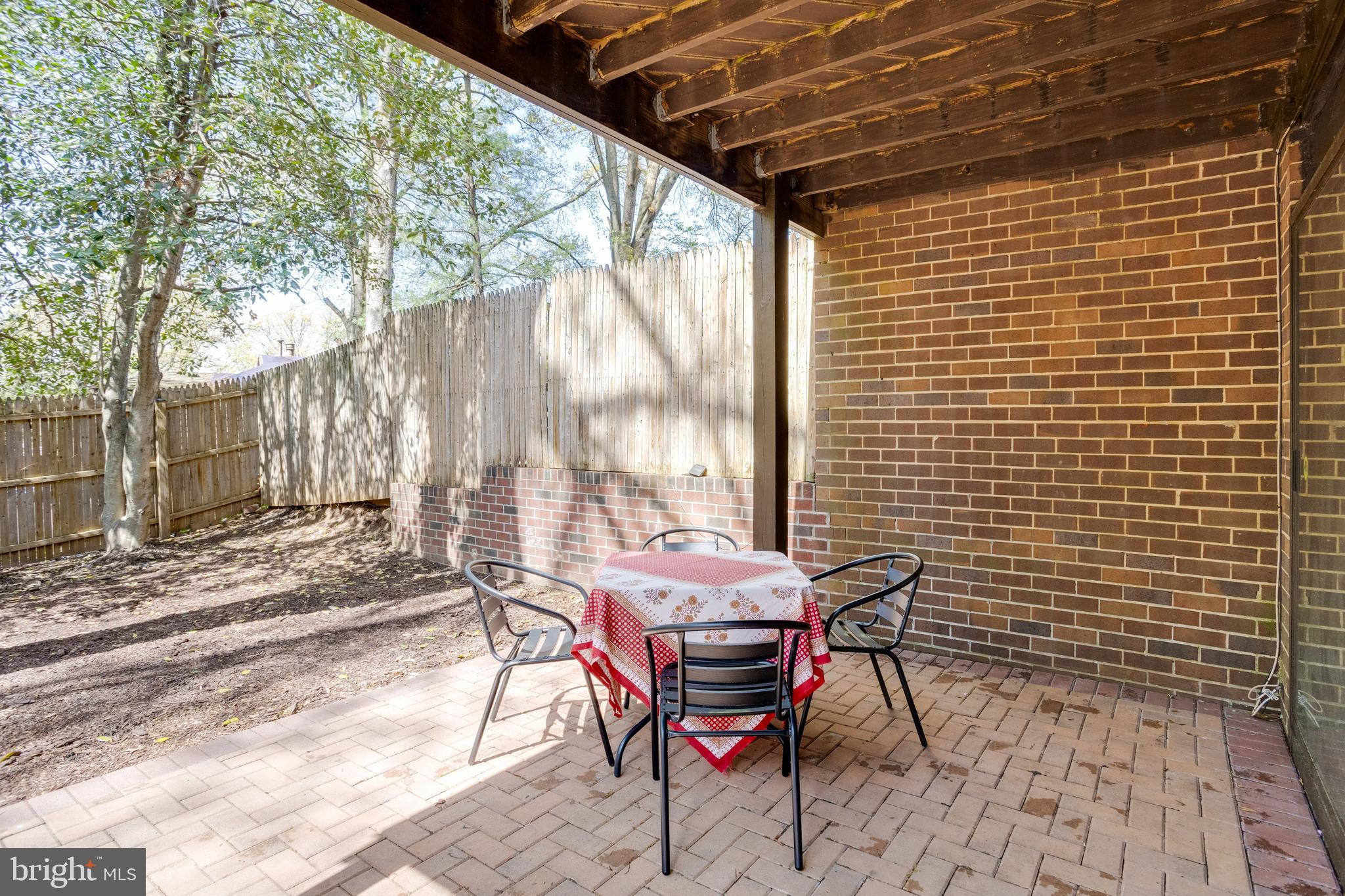 AMERICANA FAIRFAX - Residential