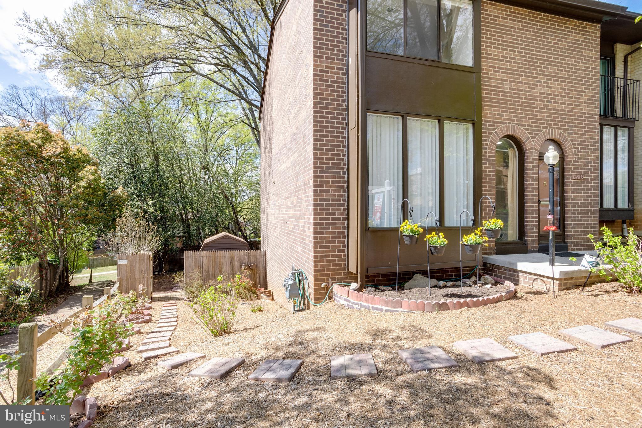 AMERICANA FAIRFAX - Residential