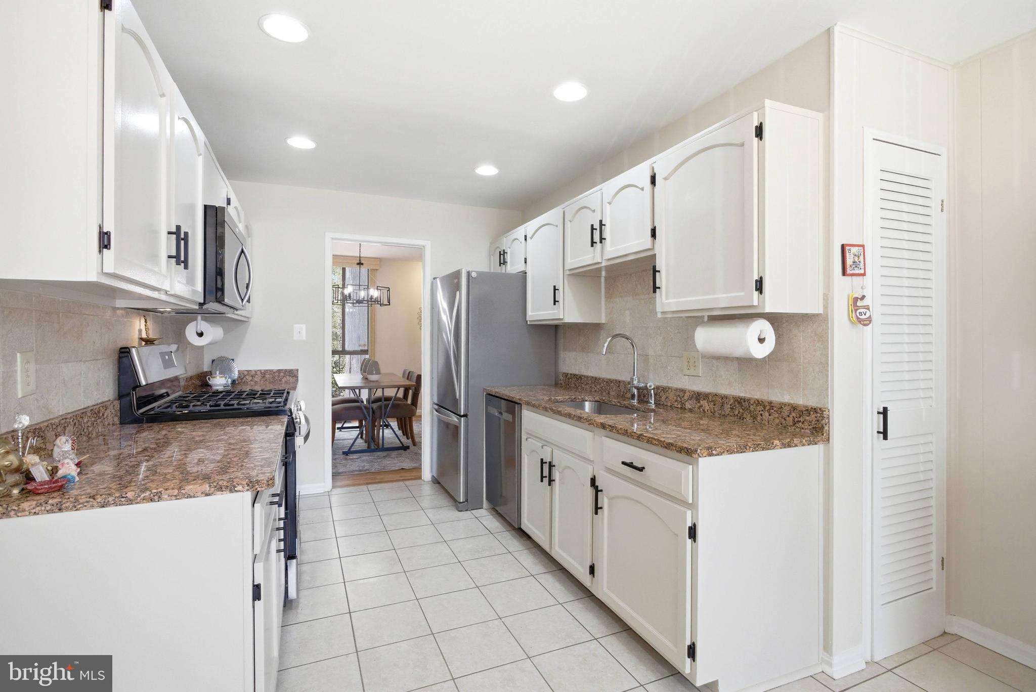 AMERICANA FAIRFAX - Residential