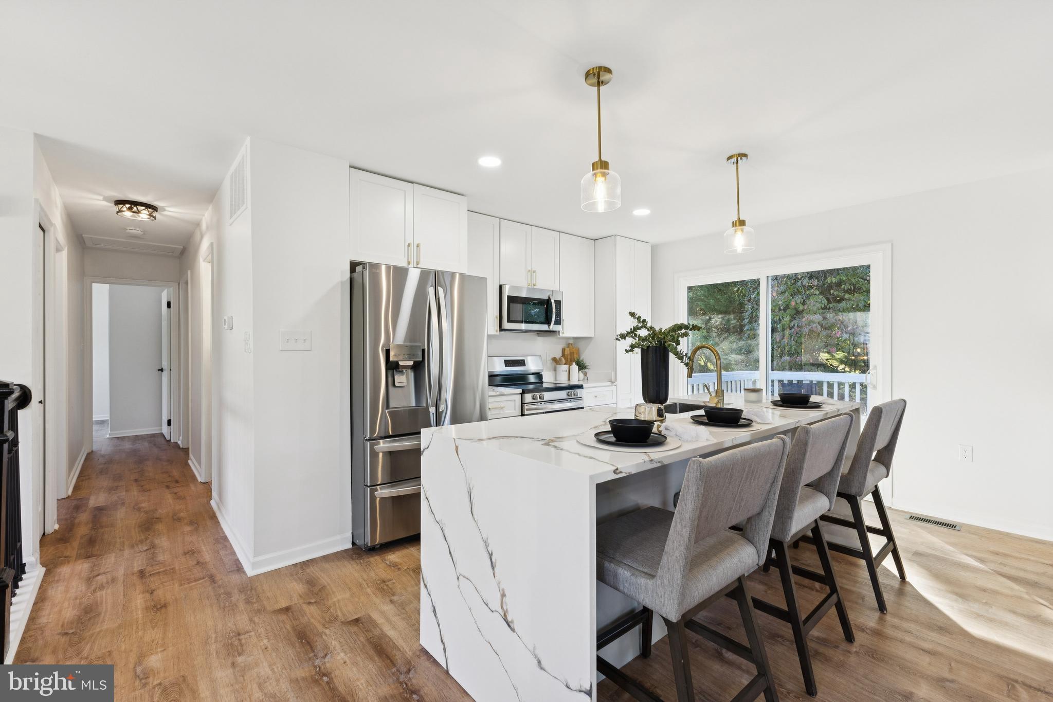 3 SUNNYMEADE COURT