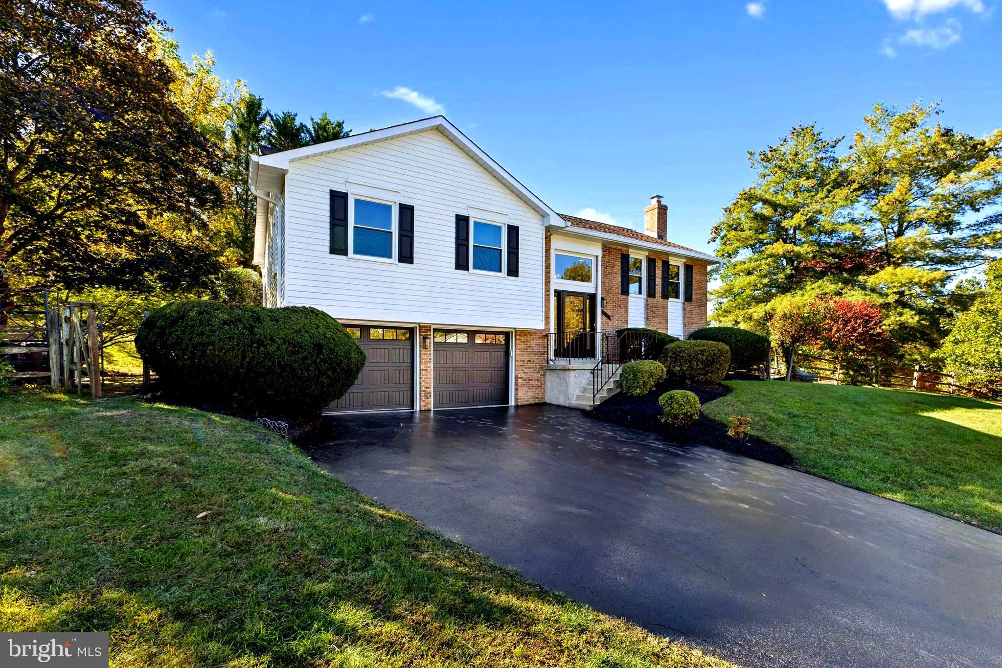 3 SUNNYMEADE COURT