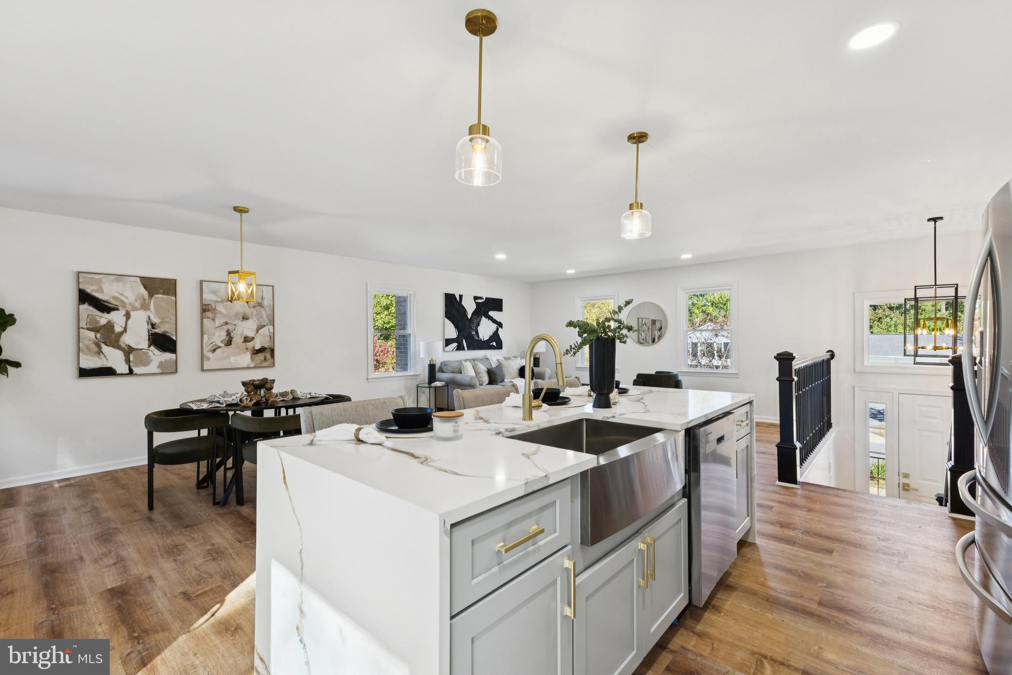 3 SUNNYMEADE COURT
