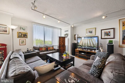 5225 Pooks Hill Road Unit 1418S, Bethesda, MD MLS: MDMC2174376