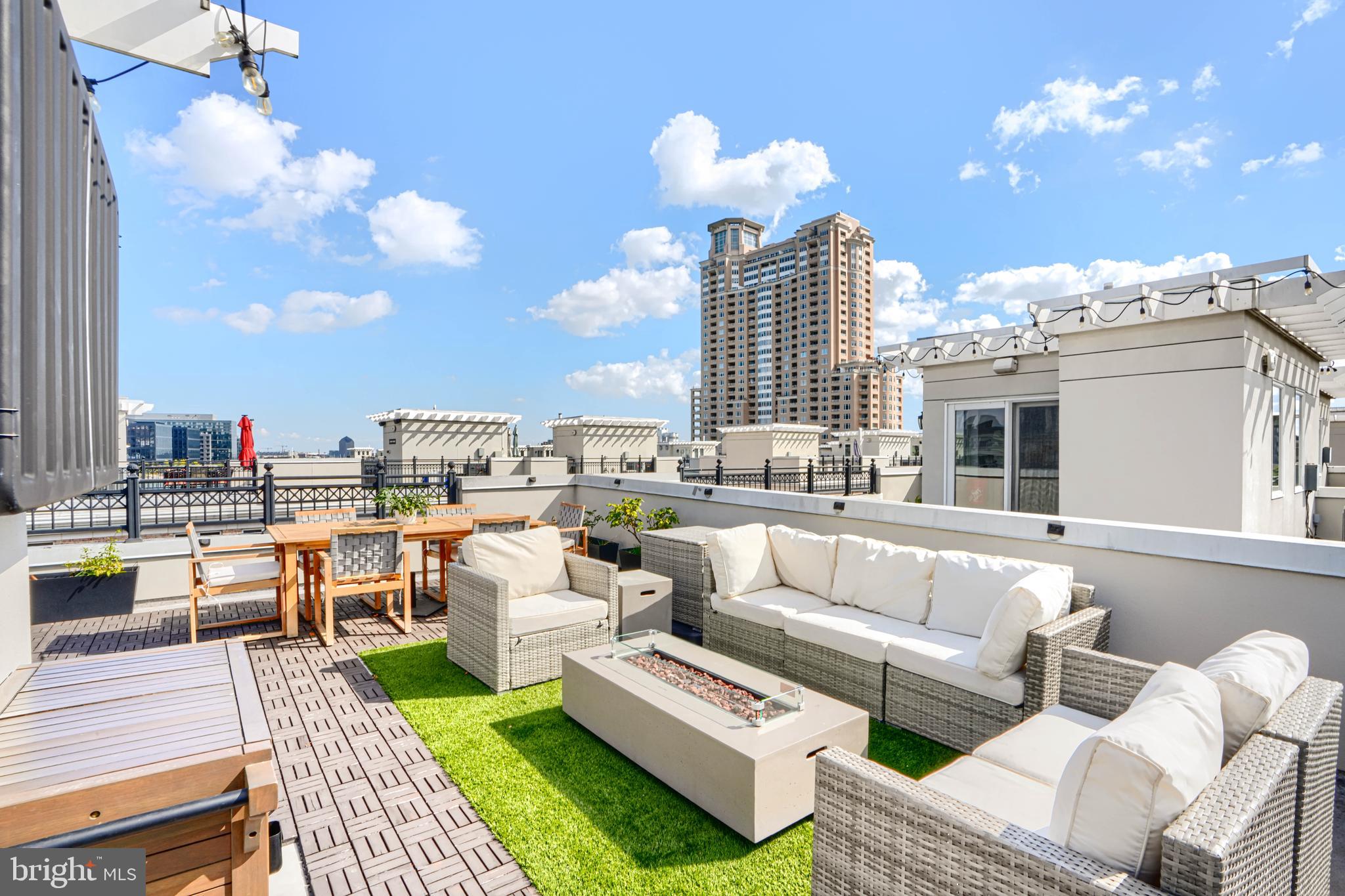 PIER HOMES AT HARBORVIEW - Residential