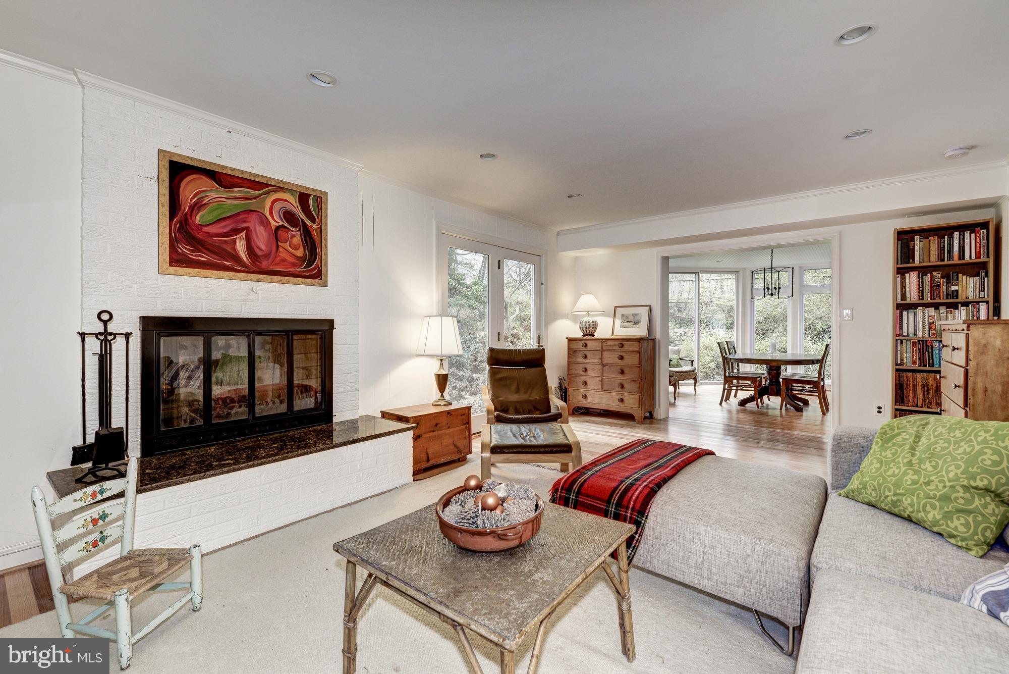 COUNTRY CLUB MANOR - Residential Lease