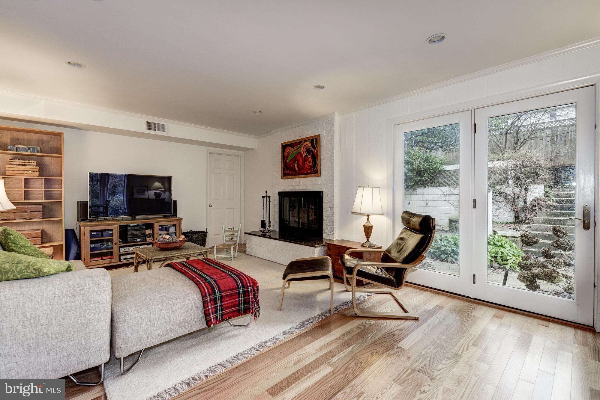 COUNTRY CLUB MANOR - Residential Lease