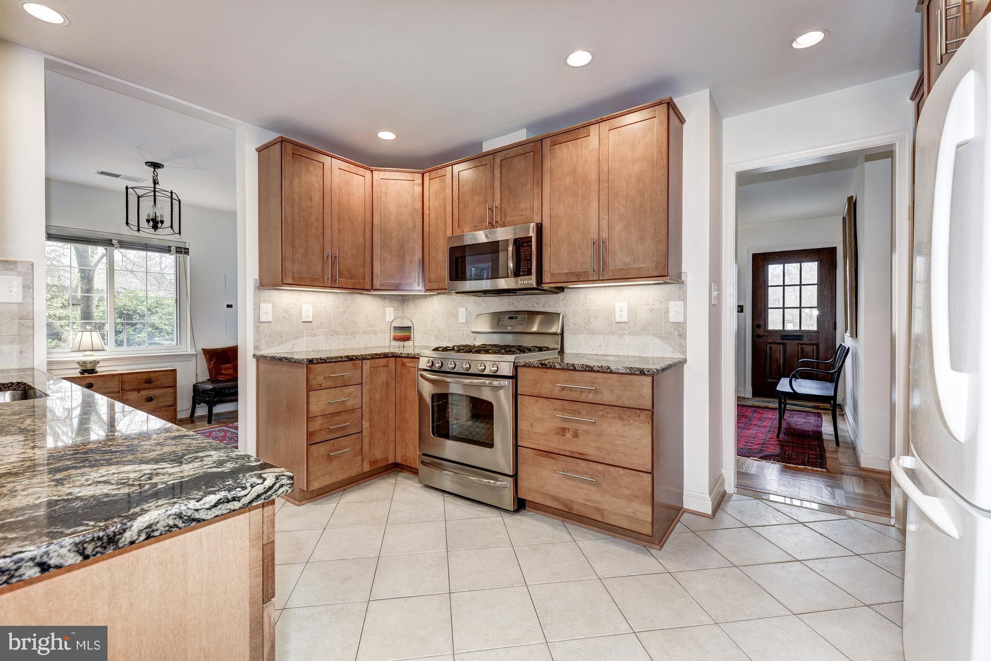 COUNTRY CLUB MANOR - Residential Lease