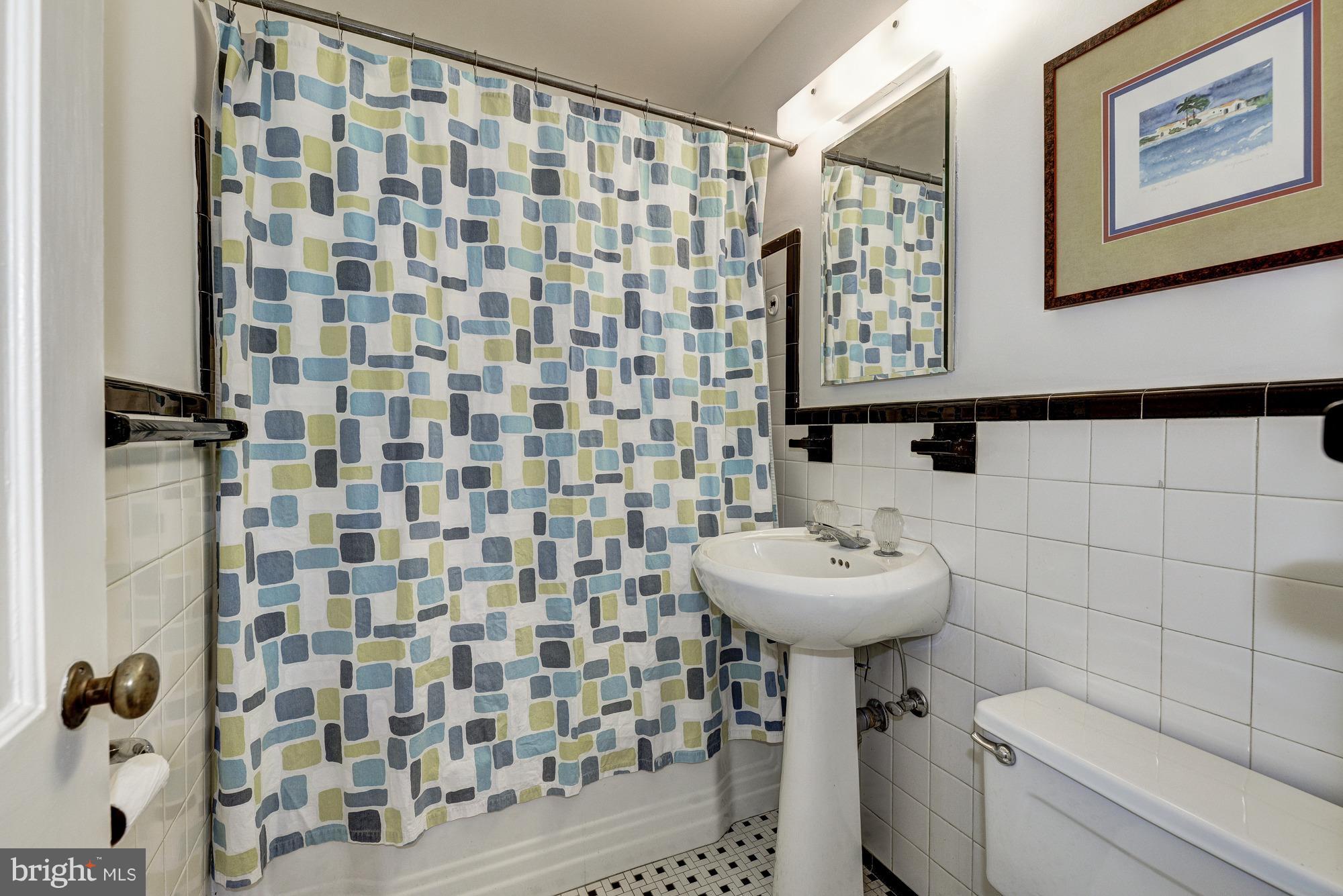 COUNTRY CLUB MANOR - Residential Lease