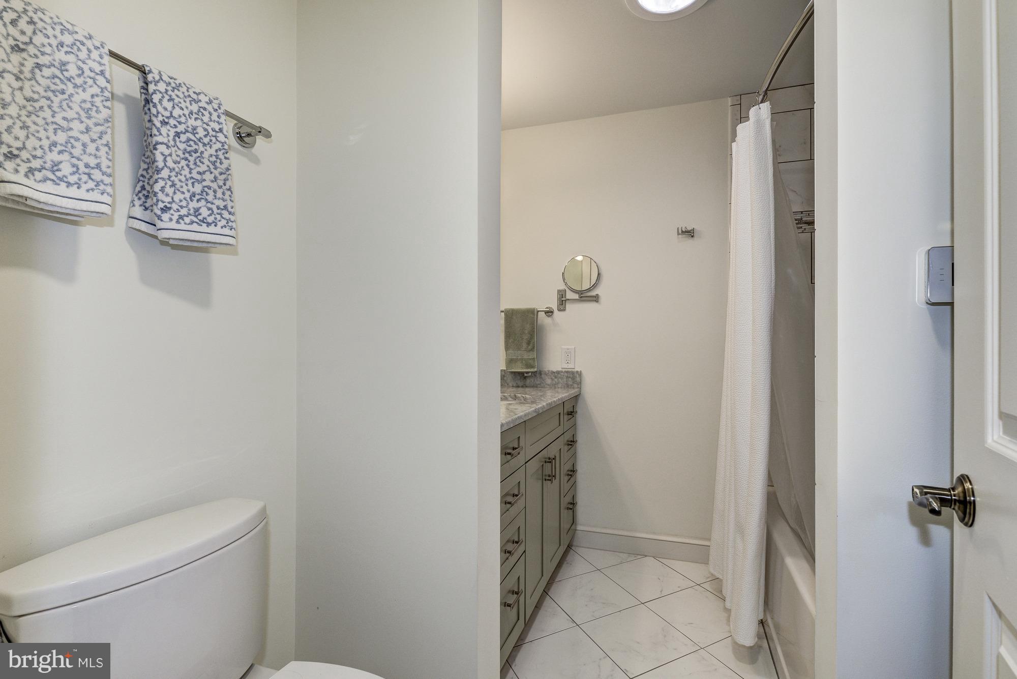 COUNTRY CLUB MANOR - Residential Lease