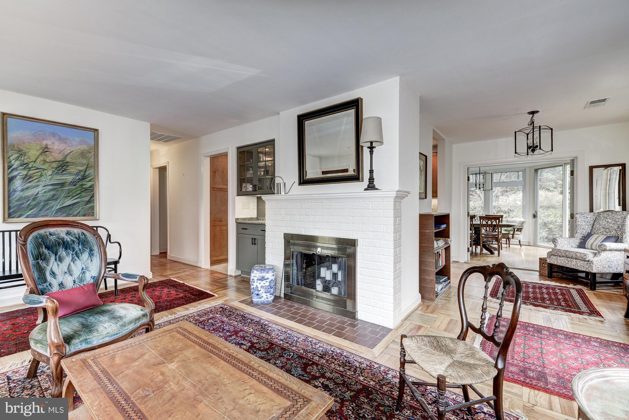 COUNTRY CLUB MANOR - Residential Lease