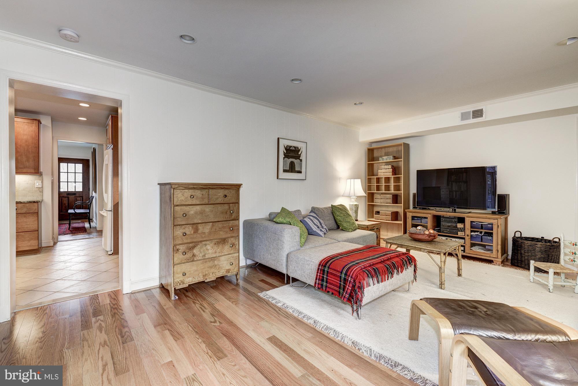 COUNTRY CLUB MANOR - Residential Lease