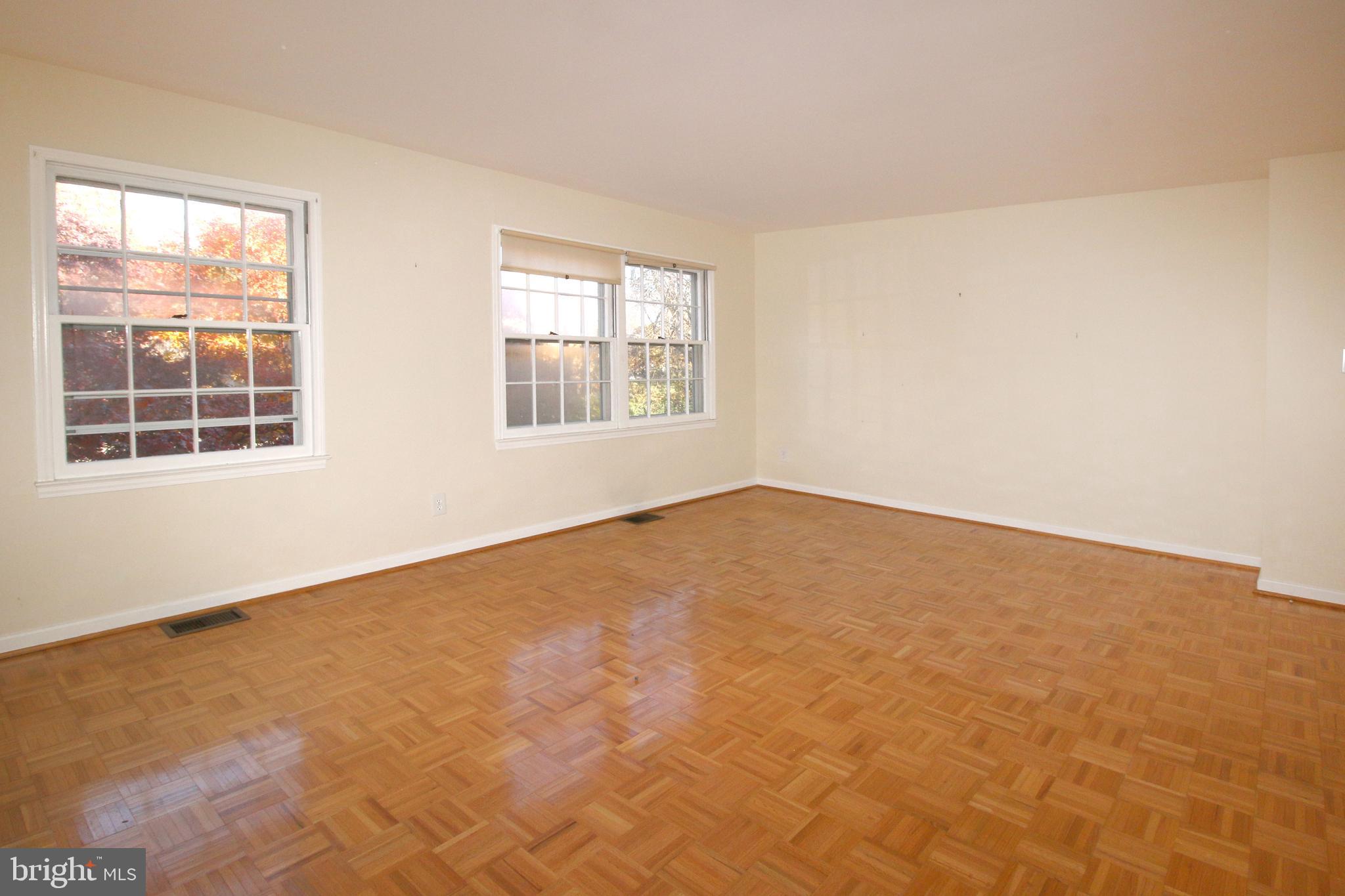 LONDON TOWNE - Residential