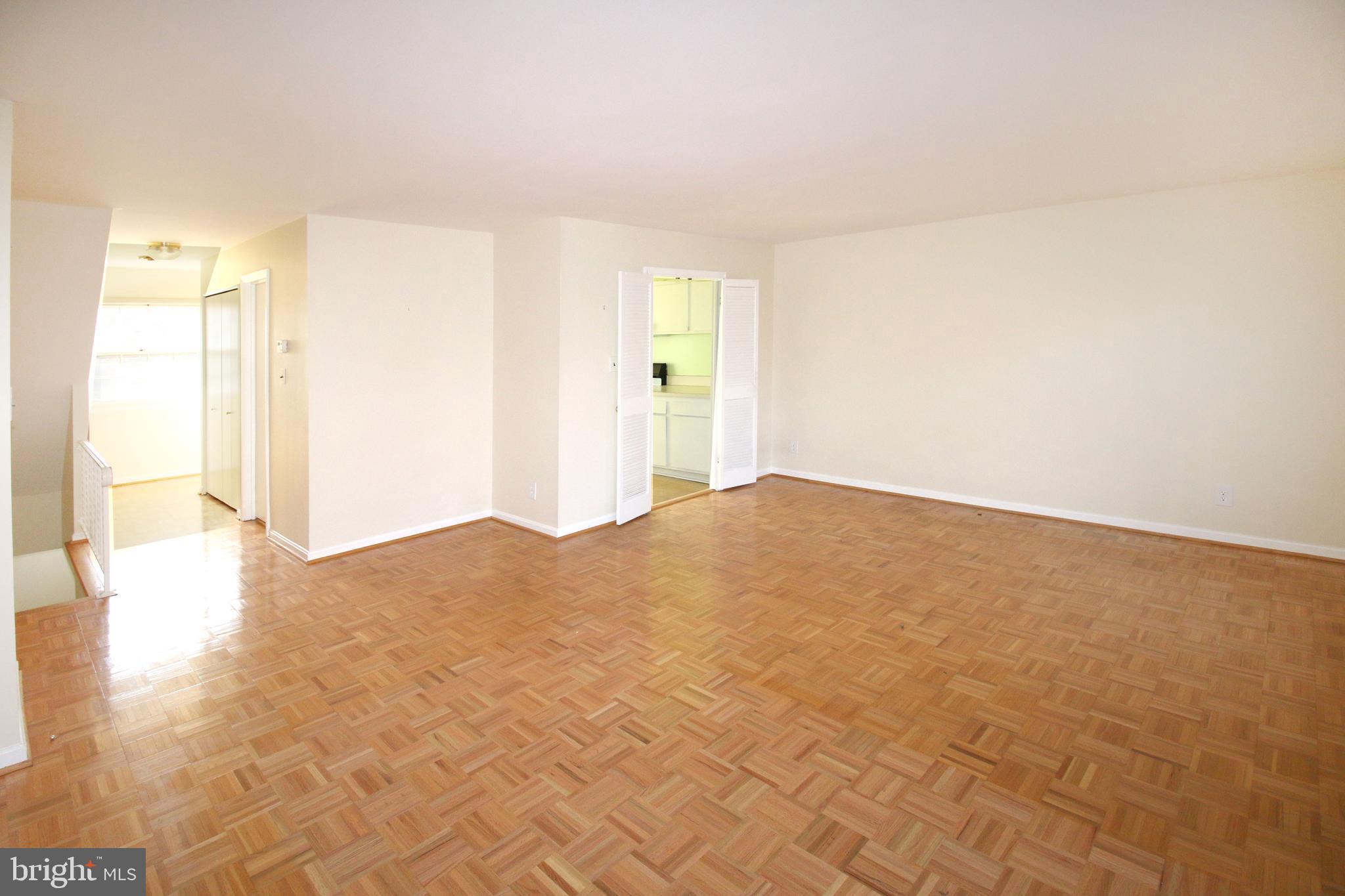 LONDON TOWNE - Residential