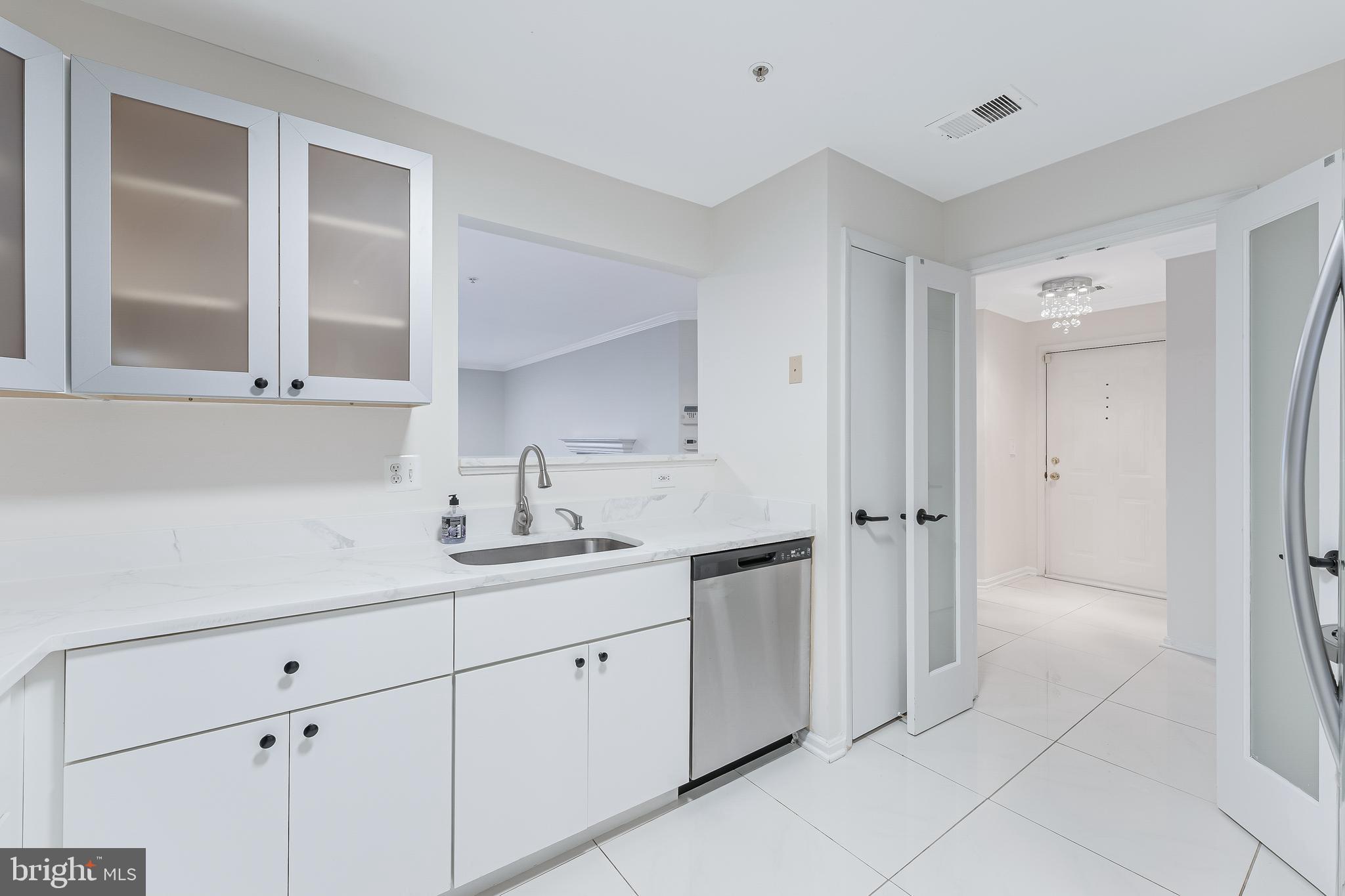 LAKESHORE CONDO - Residential Lease