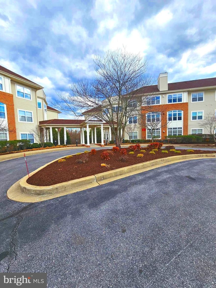 Take a look and come to see this unit:   https://youtu.be/Afy3DeCLZFU?si=SEEiN77mbfDayB9X

Exclusive courtyard condo that has been freshly painted with brand new carpeting.  There are only  4 units on the garden level, offering a serene oasis. Shared outdoor space fosters community.  Perfect for those seeing a peaceful, low maintenance lifestyle in a prime location. Enjoy the pool, club house and the playground.   Also for your connivence the supermarket and restaurants are located close by.  If you enjoy, golf the links are just a walk away.