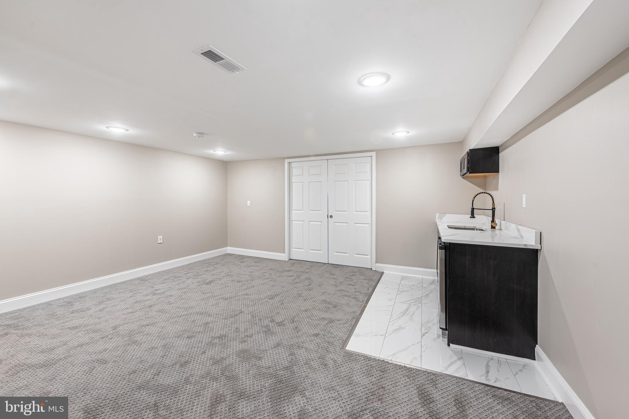 HOLLINS MARKET - Residential